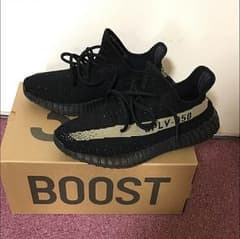 YEEZY BOOST 350 v2のサムネイル