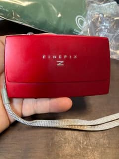 FinePix Z2000EXR 赤 コンパクトデジタルカメラ 富士フイルム、Wi-Fiを搭載した薄型デジカメ「FinePix Z2000EXR