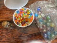 多色ビーズセットとビー玉のサムネイル