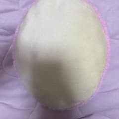 クリーム色とピンクの円形クッションのサムネイル