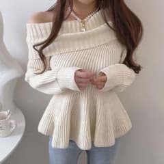 新品  オフショル ペプラム ニット トップス  ホワイトのサムネイル