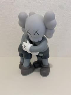 グレーのKAWSみたいなキャラクターフィギュア3体セット 傷や汚れあります。 KAWS カウズ キャラクターフィギュア2体セット - メルカリ