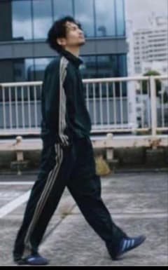 【常田大希着用】深緑ダークグリーンadidasトレフォイル刺繍ロゴトラックパンツ