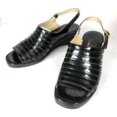 銀座ヨシノヤ ブラックエナメルサンダル - メルカリ