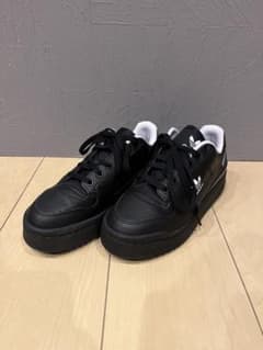 adidas スニーカーのサムネイル