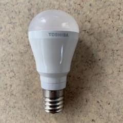 週末限定値下げ新品　TOSHIBA 東芝　LED電球4つ　E17のサムネイル