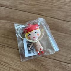 キャラクターキーホルダー 赤い帽子の女性のサムネイル