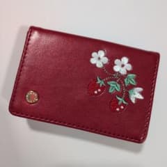 『アフタヌーンティーリビング』 ミニ財布　三つ折　赤色　いちご　刺繍のサムネイル