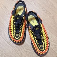 KEEN 編み込みデザイン サンダル 黒/赤/黄のサムネイル