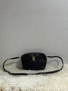 完売カラー！フェラガモ ヴァラ クロスボディバッグゴールド金具
