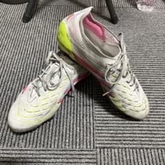 adidas Predator サッカーシューズ ホワイト/ピンク/イエロー Predator サッカーシューズ ホワイト/ピンク/イエロー adidas Predator