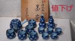 有田焼　源右衛門窯　古染風梅紋の茶器と酒器のサムネイル