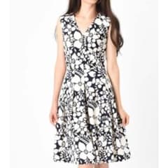 美品✨ kay me ケイミー モノクロームフラワー Vネックワンピース 洗えるのサムネイル