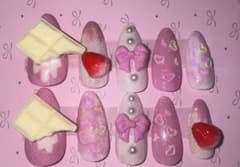 いちごミルクネイルのサムネイル