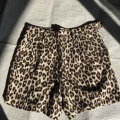 ヒョウ柄のショートパンツのサムネイル