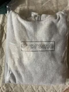 supreme  シュプリーム　KAWS パーカーのサムネイル