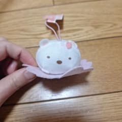 ねこのマスコット 花の上に乗ったデザインのサムネイル