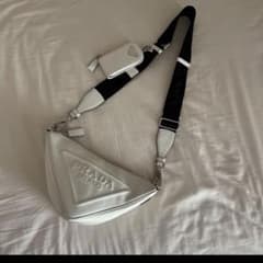 PRADA プラダ トライアングル エンボス レザー ショルダーバッグ ホワイトのサムネイル