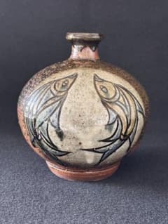 A57 壷屋焼 線彫魚文花瓶 金城敏男作 琉球 沖縄 父金城次郎 - メルカリ