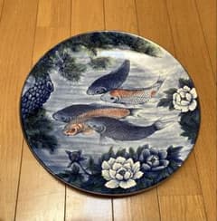 黒松に牡丹 五匹の鯉 12号大皿 飾り皿 勢州窯 ビンテージ 黒松に牡丹 五匹の鯉 12号大皿 飾り皿 勢州窯 ビンテージ - メルカリ