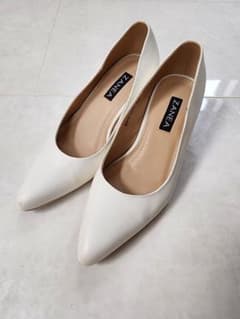 美品 ZANEA ポインテッドトゥ パンプス ホワイトのサムネイル