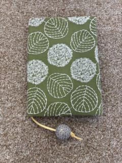 刺繍入りブックカバー A6文庫本サイズ　オリーブグリーンのサムネイル