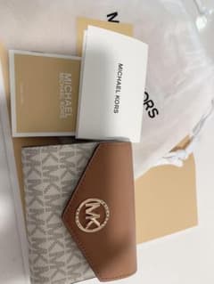 新品 マイケルコース 三つ折財布のサムネイル