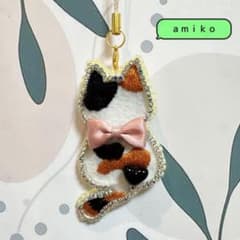 ビーズ刺繍 三毛猫 リボン ブローチ キーホルダーのサムネイル