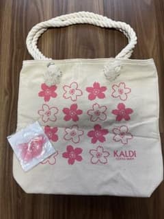 カルディ　さくら柄保冷バッグのサムネイル
