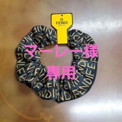 FENDI ロゴ入り シュシュ 黒/金