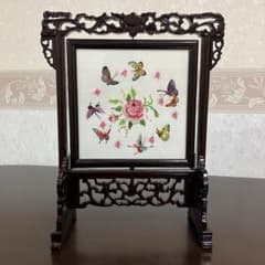 美品】中国工芸 両面刺繍 蝶と薔薇 屏風 シルク刺繍 木製透かし彫り