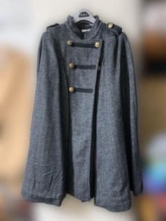 ほぼ新品 グレー ケープコート ボタン付きのサムネイル