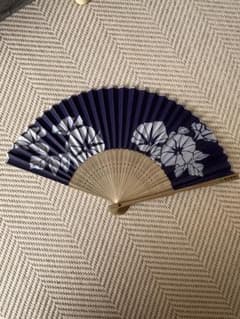 東京建物 花柄 扇子 紺色のサムネイル