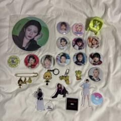 TWICE JEONGYEON 缶バッジ アクリルスタンド まとめ売り - メルカリ