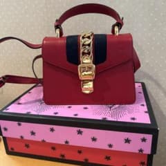 GUCCI グッチ　レッド ショルダーバッグ チェーン装飾付きのサムネイル