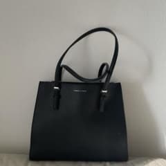 【Charles&Keith 】サンサ クラシックダブルハンドルトートバッグのサムネイル