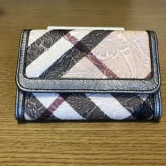 希少Burberry 二つ折り財布 ピンク/ホワイト/シルバー 花柄の浮き模様のサムネイル