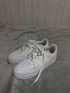 Nike Air Force 1 ホワイト スニーカーのサムネイル