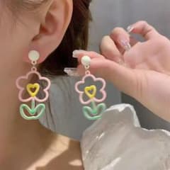 【新品】カラフル お花モチーフ ピアス＆イヤリング 2WAYのサムネイル