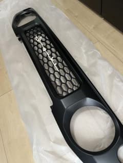 ジムニー JB64W JB/JC74W フロントグリル筆記体アイボリーエンブレム ジムニー JB64W JB/JC74W フロントグリル筆記体アイボリーエンブレム