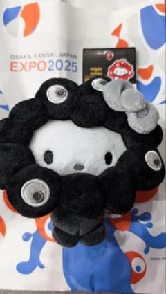 関西万博　ミャクミャクなりきりぬいぐるみ BC ブラック カラビナ付き キティ☆のサムネイル