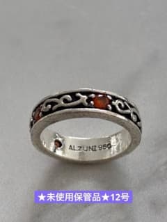 ALZUNI（アルズニ）」の唐草模様と赤い石がデザインされた950シルバー