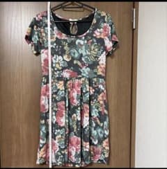 【美品】INGNI 花柄ワンピース 半袖 ミニ丈 膝上ワンピースのサムネイル