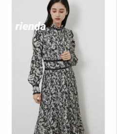 rienda モノトーン 花柄 プリーツ ロングワンピースのサムネイル