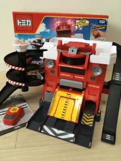 お値下げ　トミカ　変形ファイヤーステーションのサムネイル