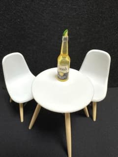 ミニチュア家具セット テーブル 椅子2脚 ビール瓶付きのサムネイル