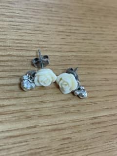 ピアス ミッキー　白いバラのサムネイル
