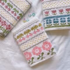 手編みの花柄ニットブックカバーのサムネイル