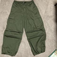 GU スーパーワイドカーゴパンツ カーキ色  ストリートのサムネイル