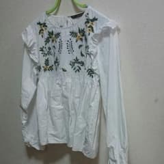 ZARA 刺繍フリルブラウスのサムネイル